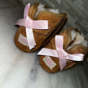 Ugg crib shoes size 2/3